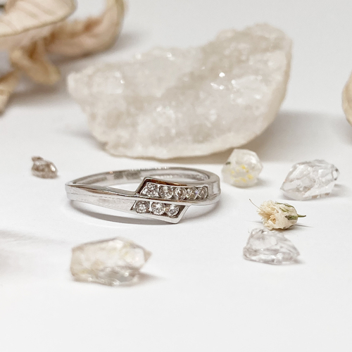 Prsten z bílého zlata se zirkony - překrývající se proužky 1