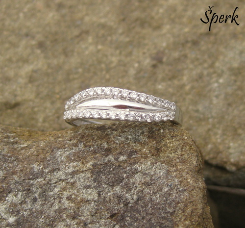 Prsten – bílé zlato se zirkony, tzv. pusinka 1