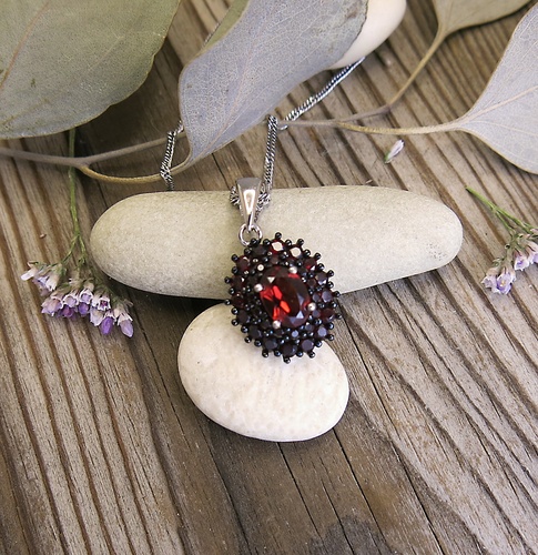 Stříbrný náhrdelník s Granáty. Stříbrný náhrdelník s Granáty. 1