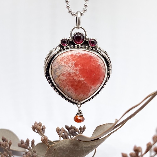 Autorský šperk - Přívěs Rodonit s Almandinem a kapkou Granátu Autorský šperk - Přívěs Rodonit s Almandinem a kapkou Granátu 1