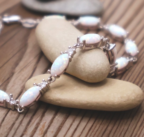 Stříbrný náramek se syntetickým opálem a zirkony 1