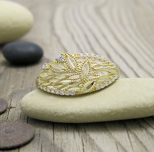 Romantický prsten ze žlutého zlata je tvořen drobnými lístečky. Prsten ze zlata ozvláštňují i zirkony.