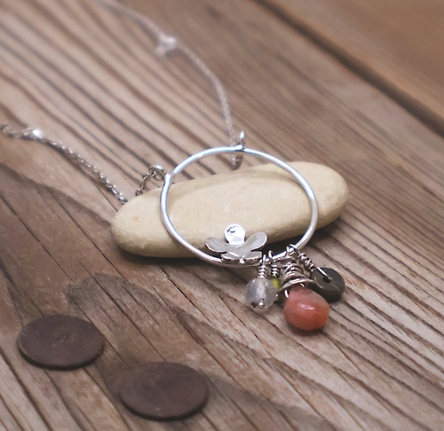 Stříbrný náhrdelník s kytičkou a minerály 1