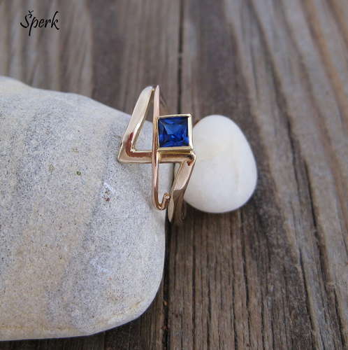 Zlatý prsten se spinelem – modrý čtvereček 1