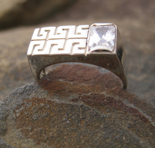 Pánský prsten s trochou třpytu: prsten ze stříbra pro muže s kamenem.