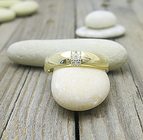 Prsten ze žlutého zlata: krásně zdobený zirkony Prsten ze žlutého zlata: krásně zdobený zirkony 1