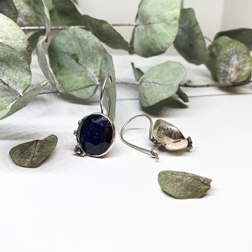 Stříbrné náušnice s modrým safírem 1