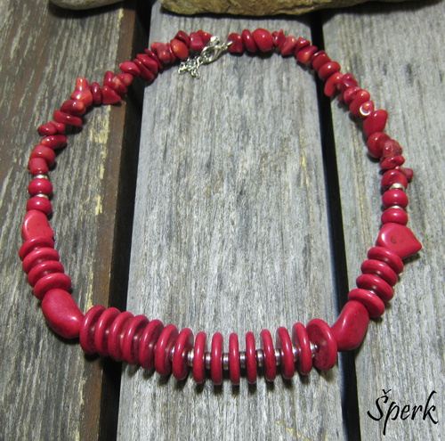 Náhrdelník – červený korál, howlit 1
