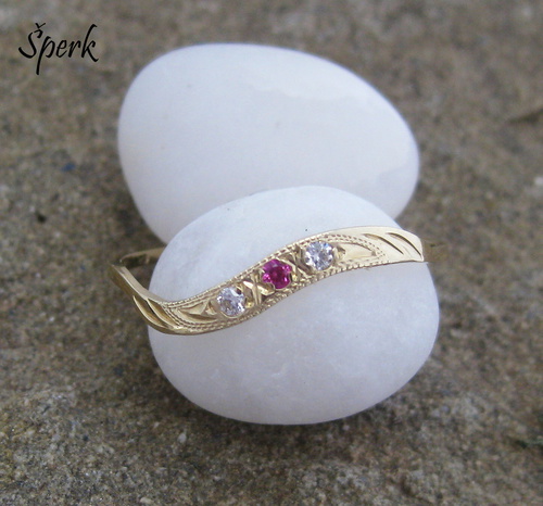 Prsten ze zlata ~ 2 čiré zirkony, jeden rubínový zirkon 1