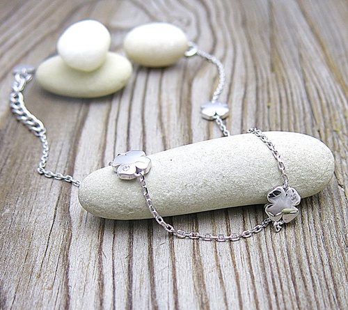 Střtíbrný náramek se čtyřlístky a zirkony. 1