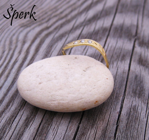 Dámský zlatý prstýnek se zirkony ze žlutého zlata 1