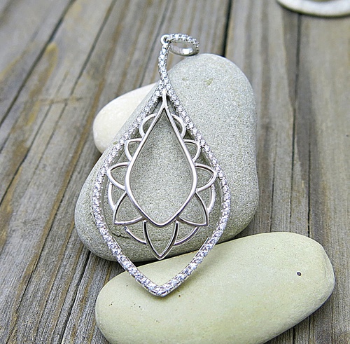 Velký stříbrný přívěsek se zirkony 1