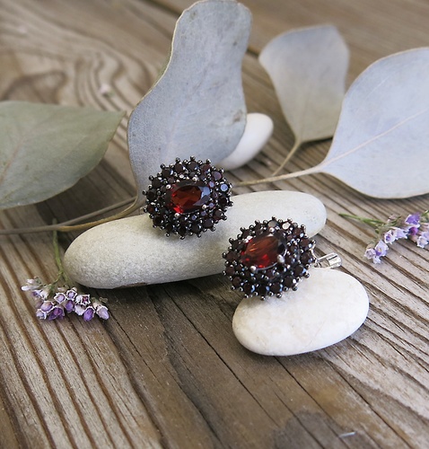 Stříbrné náušnice s Granátem. 1