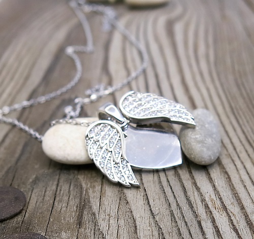 Stříbrný náhrdelník se srdíčkem a andělskými křídly 1