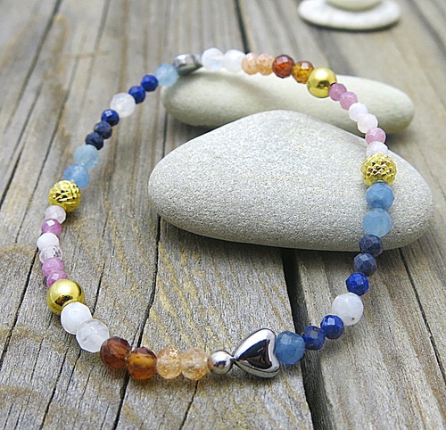 Jemný náramek z barevných minerálů a drahých kamenů 1