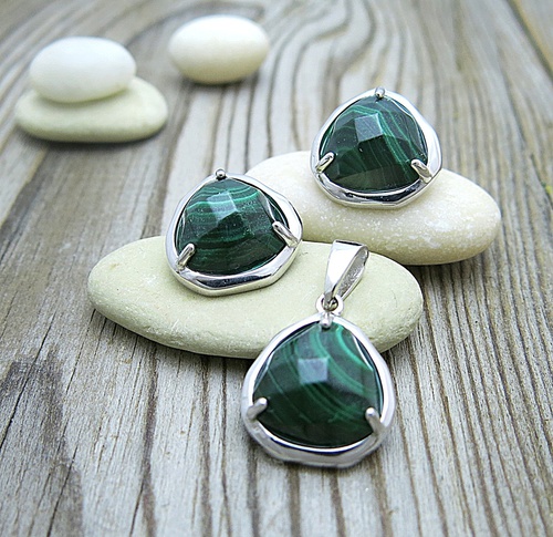 Stříbrná souprava s malachitem, barvy čakry ve šperku, zelený šperk