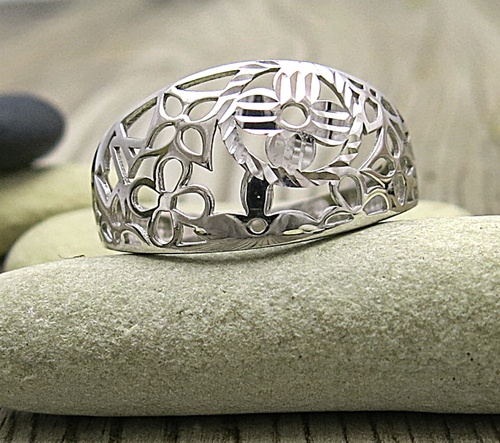 Prsten z bílého zlata s květinovým motivem. Bílé zlato prsten prozáří samo o sobě díky preciznímu zpracování.
