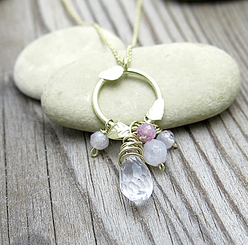 Náhrdelník ze žlutého zlata s křišťálem, měsíčním kamenem a topazem Náhrdelník ze žlutého zlata s křišťálem, měsíčním kamenem a topazem 1