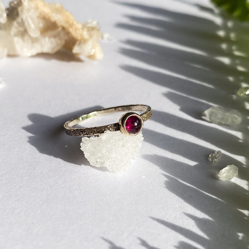 Stříbrný tepaný prsten ~ almandin Stříbrný tepaný prsten ~ almandin 1