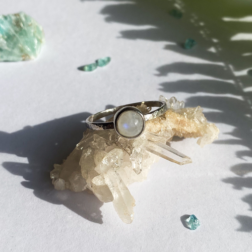 Stříbrný tepaný prsten ~ měsíční kámen Stříbrný tepaný prsten ~ měsíční kámen 1