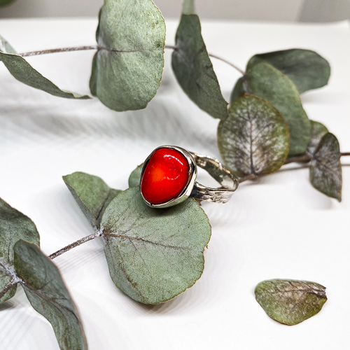 Stříbrný prsten s červeným korálem 1