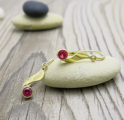 Dětské náušnice ze žlutého zlata ~ červené zirkony 1