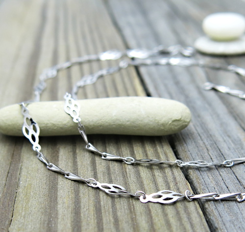 Elegantní náhrdelník z bílého zlata s velmi neobvyklými ozdobnými tvary článků 1