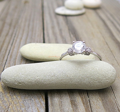 Zlatý prsten se středovým zirkonem: bílé zlato Zlatý prsten se středovým zirkonem: bílé zlato 1