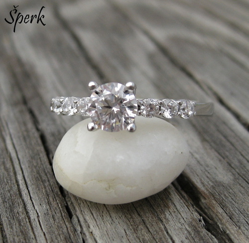 Bohatě zdobený zlatý prsten se zirkony – bílé zlato 1