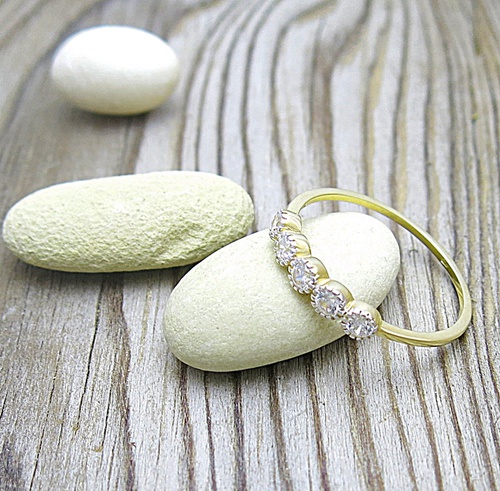 Prsten ze žlutého zlata s 5 zirkony 1