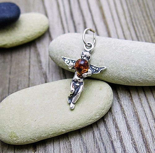 Jantar, stříbrný přívěsek ~ andílek 1