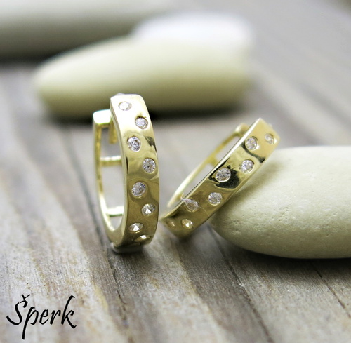 Zlaté puntíkaté náušnice kruhy se zirkony 1