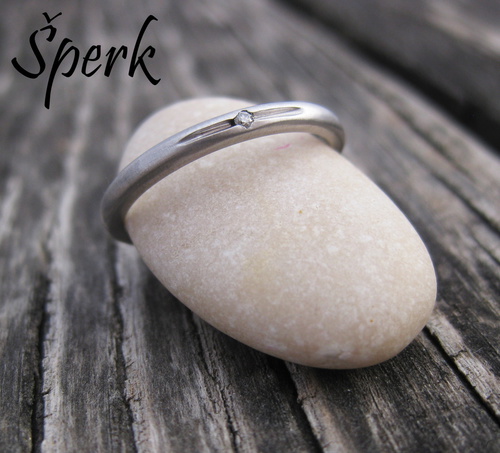 Zlatý prsten s briliantem – bílé zlato 1