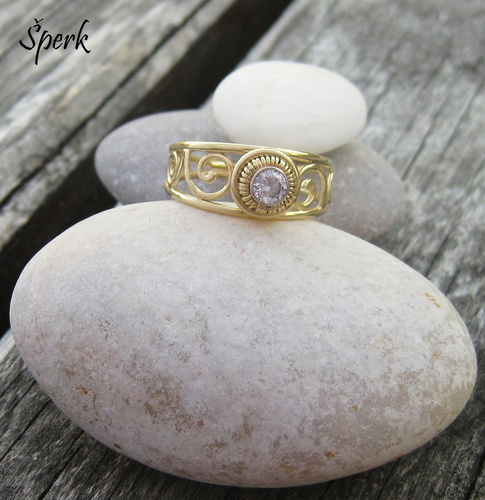 Zlatý prsten se zirkonem ~ ornament 1