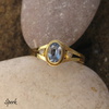 Prsten ze zlata ~ velký namodralý zirkon a dva jemné čiré zirkony 2