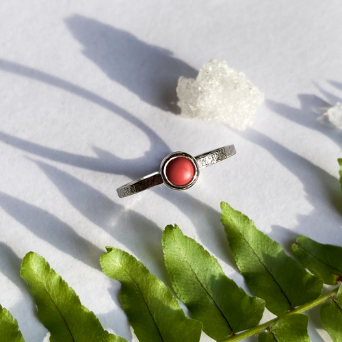 Stříbrný tepaný prsten ~ světlý červený korál 1