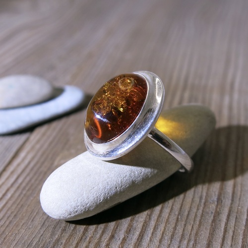 Stříbrný prsten s jantarem Stříbrný prsten s jantarem 1