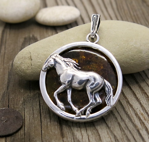 Jantar ~ stříbrný medailon s koněm 1