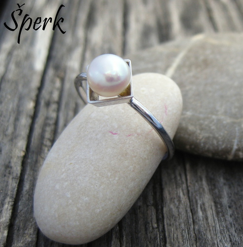 Zlatý prsten s perlou 1