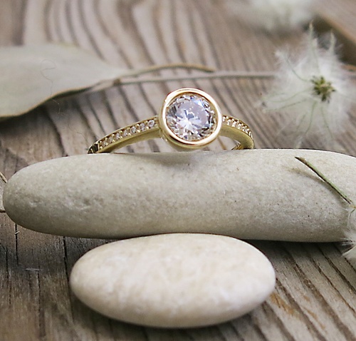 Prsten se zirkony ~ žluté zlato 1