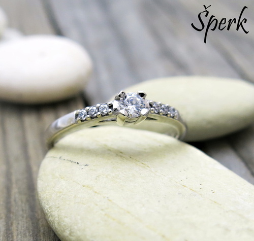 Prsten s čirými zirkony ~ bílé zlato, větší zirkon 1