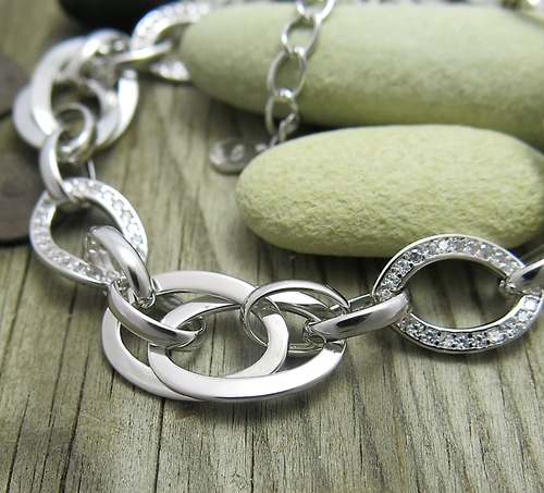 Krásný stříbrný náramek se zirkony 1