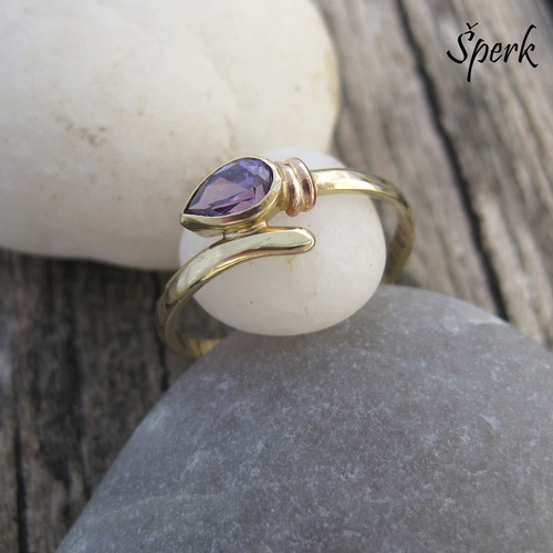 Zlatý prsten s fialovým kamenem ve tvaru kapky 1