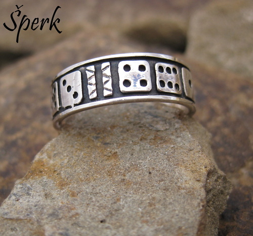 Stříbrný prsten.. 1