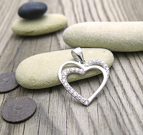 Stříbrný přívěsek srdce se zirkony ~ zřpytivý šperk jako dárek.