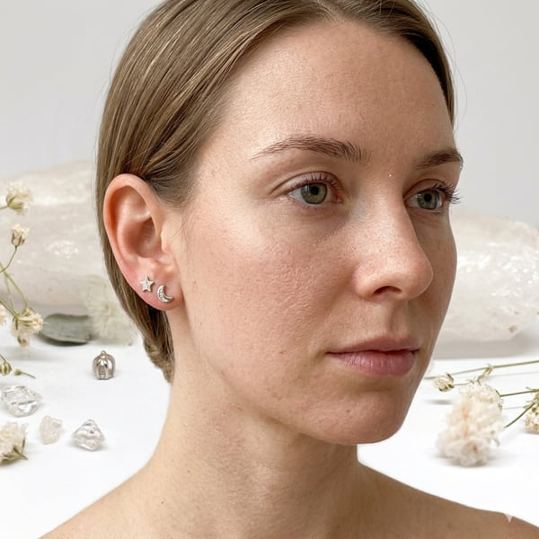 Stříbrné náušnice do první i druhé dírky, odlišné.