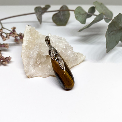 Stříbrný přívěsek s tygřím okem a zirkony