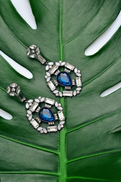 Šperky s modrým spinelem jsou klenotem v každé šperkovnici: prsteny se spińelem nebo spinel v náušnicích.