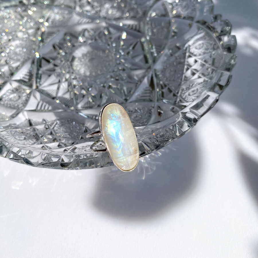 Stříbrný prsten měsíční kámen