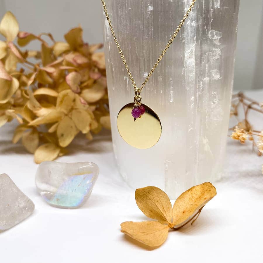 Zlatý přívěsek s rubínem